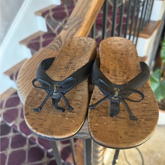 SOLD. VIONIC ladies black bowtie, flip-flop very good condition size 6 - Picture 4 of 10